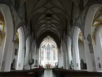 Donauw�rth, Innenraum des Liebfrauenm�nster, Taufbecken und Sakramentsh�uschen von Burkhart Engelberg von 1503 (01.05.2016)