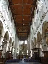 Alkmaar, Innenraum der Grote Kerk, Kanzel von 1655, Chorgest�hl von Jacob van Campens (26.08.2016)