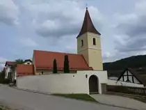 Ilbling, Pfarrkirche St. Briccius, erbaut im 12. Jahrhundert, das flachgedeckte Langhaus wurde 1884/85 um eine Achse mit Orgelempore verl�ngert, Ausmahlung durch Sebastian Mutzl (01.05.2016)