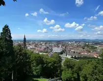Freiburg, Blick vom Schlo�berg auf die Stadt, rechts im Hintergrund die Kaiserstuhlberge, Aug.2016