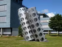 Freiburg, Kunstwerk vor dem Uni-Geb�ude am Flugplatz, Aug.2016