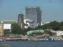 Hamburg-St. Pauli am 7.9.2016: die Tanzenden T�rme an der Reeperbahn, davor  das Hotel Hafen Hamburg und die Landungsbr�cken, gesehen vom gegen�berliegenden Elbufer (Steinwerder) /