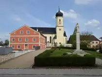 Hofstetten, St. Nikolaus Kirche und Pfarrhaus, Kirche barock erbaut 1710 durch Jakob Engel (01.05.2016)