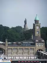 Hamburg-St. Pauli am 1.9.2016: Landungsbr�cken mit Uhrturm und Bismarckdenkmal /
