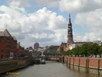 Hamburg am 6.8.2016: Zollkanal mit Blick auf  die St- Annen Br�cke und die Hauptkirche St. Katharinen /