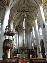 Dingolfing, Altar und Kanzel in der St. Johannes Kirche, kolossaler Herrgot von 1522, Hochaltar von Prof. Seder 1883, Chorgest�hl von Ludwig Mutter, Chorglasfenster 
von Franz Xaver Zettler (21.11.2016)