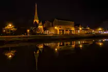 Herbstliche Spiegelung auf der Uecker in Torgelow mit der Christuskirche und des Irish Pub's OLD FIRE STATION und dar�ber zeichnet sich der Sternenhimmel ab. - 24.11.2016 

