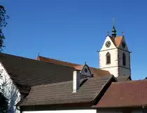 Endingen am Kaiserstuhl, Blick �ber die D�cher der Altstadt zum Glockenturm der katholischen Kirche St.Peter, Aug.2016