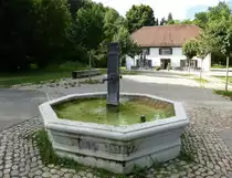 Ihringen am Kaiserstuhl, das Restaurant  Lilienhof  im Liliental im s�dlichen Kaiserstuhl, davor der historische Brunnen von 1894, Aug.2016