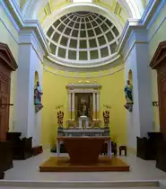 Heiteren, der Chorraum mit Altar in der Kirche St.Jakobus, Aug.2016