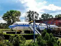 Abda bei Gy�r, ehemaliger Flugzeug Ilyushin IL-18 HA-MOI
 der Malev Hungarian Airlines als Restaurant, von 1990 bis 2004. (nach zehn Jahren Pause, ist das Flugzeug, November 2014, an einen anderen Ort umgezogen) - 10.06.2006