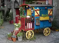 Besse-et-Saint-Anastaise, Holzwagen am Place de Eglise (20.09.2016)