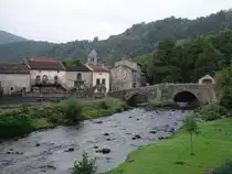 Saurier, Alte Br�cke �ber den Fluss Couze Pavin und Kirche St. Radegonde (20.09.2016)