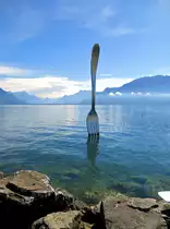 Vevey, Alimentarium. Die Gabel wurde vom Neuenburger Plastikk�nstler Jean-Pierre Zaugg zum 10-j�hrigen Jubil�um des Alimentariums erschaffen. Dieses Kunstwerk aus Inox–Stahl ist 8 Meter hoch und 1,3 Meter breit) - 14.10.2014
