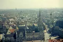 Aus dem Archiv ein Scan vom KB-Dia: aufgenommen vom Turm der Frauenkirche in M�nchen, das Rathaus und der Marienplatz und die Stadt in Richtung Osten, Anfang der 60iger Jahre.