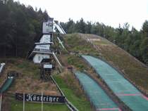 Die Lauschaer Marktiegelschanzen ist wohl ein Wahrzeichen mit der Glasbl�serei von Lauscha.(ich bin selber schon einmal von der K27 gesprungen.(also Schanze))