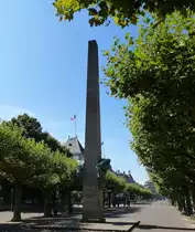 Stra�burg, der Sandsteinobelisk mit dem Denkmal von Marschall Leclerc, aufgestellt 1951 vor dem Opernhaus, auf dem 275m langen ehemaligen Rossmarkt, heute Place Broglie, Aug.2016