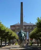 Stra�burg, Obelisk mit Denkmal von Marschall Leclec vor dem Opernhaus, Aug.2016