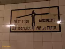 Hamburg am 1.9.2016: Hinweisschild (Fliesenbild) im alten Elbtunnel /