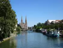 Stra�burg, Blick von der Wilhelmsbr�cke entlang der Ill mit den Restaurantschiffen rechts zur Paulskirche, Aug.2016