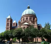 Stra�burg, die katholische St.Peter-Kirche im neuromanischen Stil, erbaut von 1889-93, besitzt den gr��ten Kuppelbau im Elsa� mir 18,5m Innendurchmesser, Aug.2016