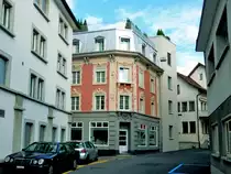 Einsiedeln, Schwanenstrasse 29, Haus Tulipan. Renovierung 2012-2013. Die historische Fassade erstrahlt in neuem Glanz wie damals im Jahr 1876. Die B�ckerei hat neue B�ror�ume und in der Produktion konnten die Arbeitsg�nge effizienter und moderner gestaltet werden. Im Neubau, ein modernes Geb�ude, das sich perfekt in die Umgebung einpasst, sind 5 moderne, originelle und attraktive Eigentumswohnungen mit Tiefgarage entstanden - 20.09.2015
