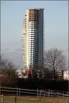 . Deutschlands h�chste Bauruine -

... steht seit kurzem in Fellbach bei Stuttgart. Der 107 Meter hohe Wohnturm sollte Deutschlands dritth�chstes Wohngeb�ude werden, doch kurz nach dem Richtfest ging der Bauherr pleite. Die Luxuswohnungen in den oberen Stockwerken lie�en sich doch nicht so gut verkaufen, wie gedacht. Vorher stand auf dem selben Grundst�ck jahrelang die Bauruine eines Hotels. Nach der Bauruine horizontal, jetzt die Bauruine vertikal. Der Turm ist von weither zu sehen. Von oben h�tte man eine gigantische Aussicht �ber den Nordosten von Stuttgart und tief ins Remstal.

15.12.2016 (M)