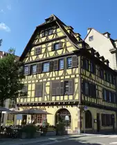 Stra�burg, dieses sch�ne Fachwerkhaus am Platz St.Louis beherbergt das Lokal le Copains, Juli 2016