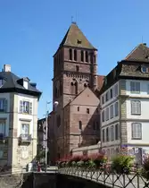 Stra�burg, Blick zur Thomaskirche, die Bauarbeiten an der f�nfschiffigen Hallenkirche dauerten bis 1521, ist heute die lutherische Hauptkirche der Region, Juli 2016