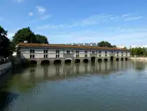 Stra�burg, Blick �ber die Ill zum Vauban-Stauwerk, ein 1686-1700 erbautes 120m langes, aus 13 B�gen bestehendes Bauwerk der ehemaligen Stadtbefestigung, Juli 2016