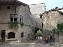 Perouges, Altstadttor Porte de En-Haut, erbaut im 13. Jahrhundert (23.09.2016)