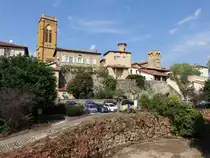 Le Arbresle, Kirche St. Jean und Turm des Chateau, Kirche erbaut im 13. Jahrhundert, Schlo�turm erbaut im 16. Jahrhundert (23.09.2016)