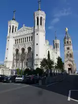 Lyon, die viert�rmige Basilika Notre-Dame de Fourvi�re, daneben der Turm der alten Kapelle mit der goldenen Marienstatue, erbaut von Pierre Bossan, erbaut ab 1872 (23.09.2016)