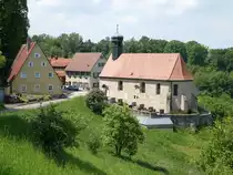 Hagsbronn, St. �gidius Kirche im unteren Dorf, Saalbau aus Sandsteinquadern mit Satteldach, Langhaus von 1261, Chor 1507, barockisierung 1724 (26.05.2016)