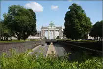... eine Schnellstra�e -

... die teilweise im Tunnel gef�hrt wird, aber im Park nach oben offen ist. Br�ssel, Jubelpark mit Triumphbogen.

23.06.2016 (M)


