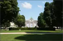. Was sich hinter der Hecke verbirgt -

... zeigt das n�chste Bild. Br�ssel, Jubelpark mit Triumphbogen. 

23.06.2016 (M)
