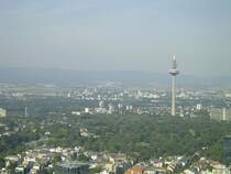 Blick Richtung Norden: Hier zu sehen der Europaturm, mit 337 noch immer h�chstes Bauwerk in FFM.