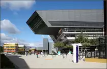 . Wuchtig -

... wirkt die gro�e Auskragung des Library & Learning Centers der WU in Wien. Architekten: Zaha Hadid Architects. 

05.10.2016 (M)

