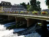 Stra�burg, die 1858 erbaute Schlachthausbr�cke (Pont de l'Abattoir) f�hrt �ber die Schleuse und Wehranlage des Ill-Kanals, Juli 2016