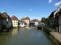 Stra�burg, Blick von der Br�cke St.Martin auf die Ill-Kan�le und die Ill-Schleuse im Viertel  Klein Frankreich  (Petite France), dem ehemaligen Gerber-und M�llerviertel, Juli 2016