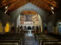 Assy, Innenraum der Notre-Dame Kirche, Gem�lde von Marc Chagall, Wandteppiche im Chor von Lurcat, Glasfenster von Bazaine und Rouault (24.09.2016)