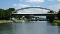 Stra�burg, die Stra�enbr�cke Pont Pierre Brousse �ber den Rhein-Rhone-Kanal, dahinter die Schiffschleuse, Juli 2016