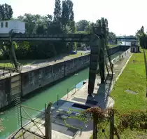 Stra�burg, die Schleuse verbindet den Rhein im S�den der Stadt mit dem Rhein-Rhone-Kanal, Aug.2016