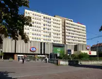 Stra�burg, das Hotel  Novotel  und  Ibis  am Ill-Kanal, Aug.2016