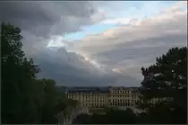 . Die Ẃolken brechen auf -

Blick auf das Schloss Sch�nbrunn in Wien-Hietzing.

04.10.2016 (M)

