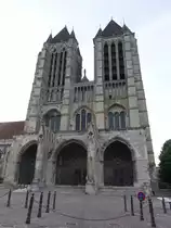 Noyon, fr�hgotische Kathedrale Notre-Dame, erbaut im 12. Jahrhundert, Westfassade zum Place du Parvis (10.07.2016)
