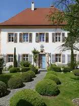 R�ttenbach, Pfarrhaus, zweigeschossiger Putzbau mit Walmdach, erbaut im 18. Jahrhundert (26.05.2016)