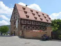 Spalt, ehemaliges Kornhaus und Zehentscheune am Gabrieliplatz, dreigeschossiger Fachwerkbau mit Backsteinausfachung, erbaut 1456 (26.05.2016)