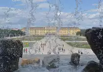 Schloss Sch�nbrunn durch den Neptunbrunnen gesehen am 09.07.2015