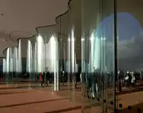 Innen- und Au�enbereich der Plaza in der Hamburger Elbphilharmonie sind mit wellenf�rmigen Glasw�nden voneinander getrennt. Aufgenommen am 27.12.2016.